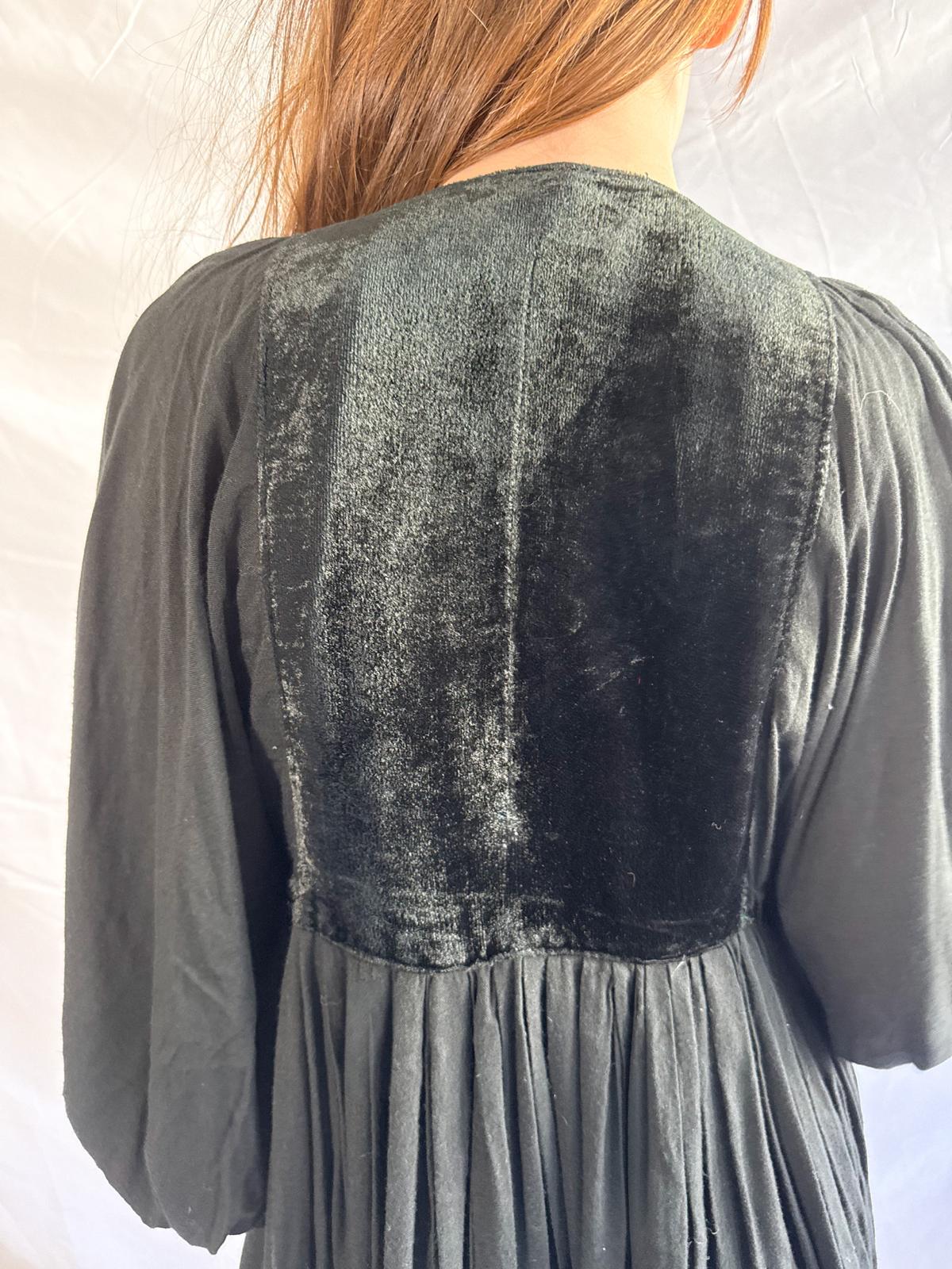 Afghanisches Kleid aus den 1970ern mit antiken Textilelementen