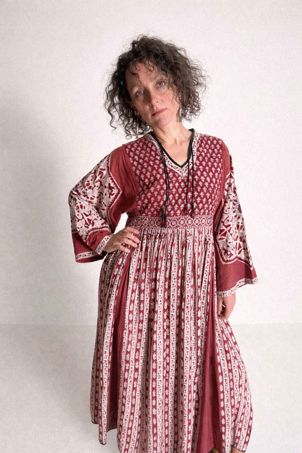 Blockdruckkleid aus den 1970er Jahren mit Engelsärmeln