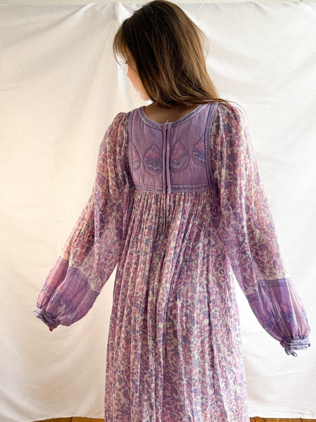 Lavendelfarbenes indisches Baumwollgaze-Kleid aus den 1970er Jahren mit gesteppter Passe