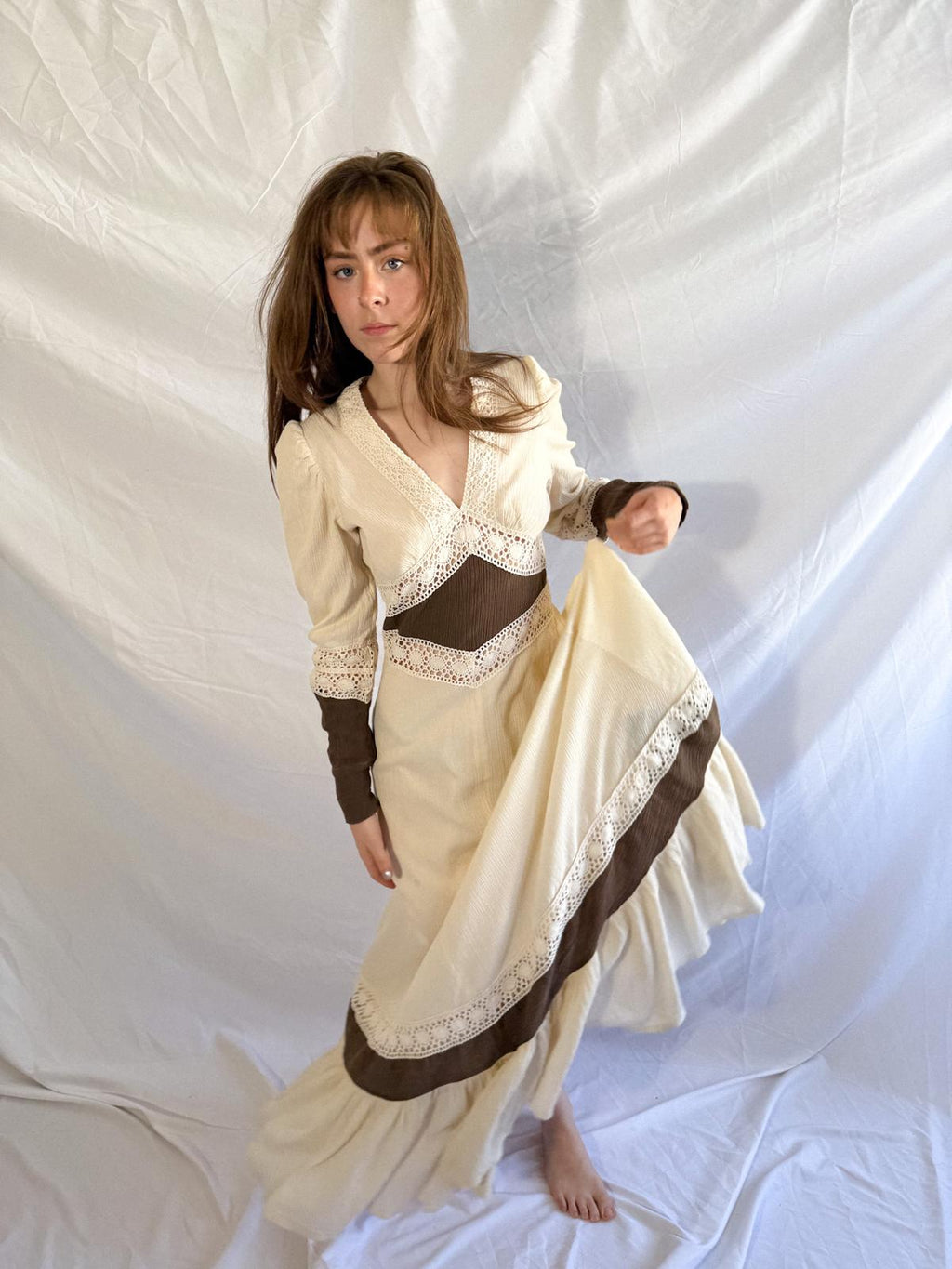 Maxikleid aus Käseband und Häkelspitze der 70er Jahre