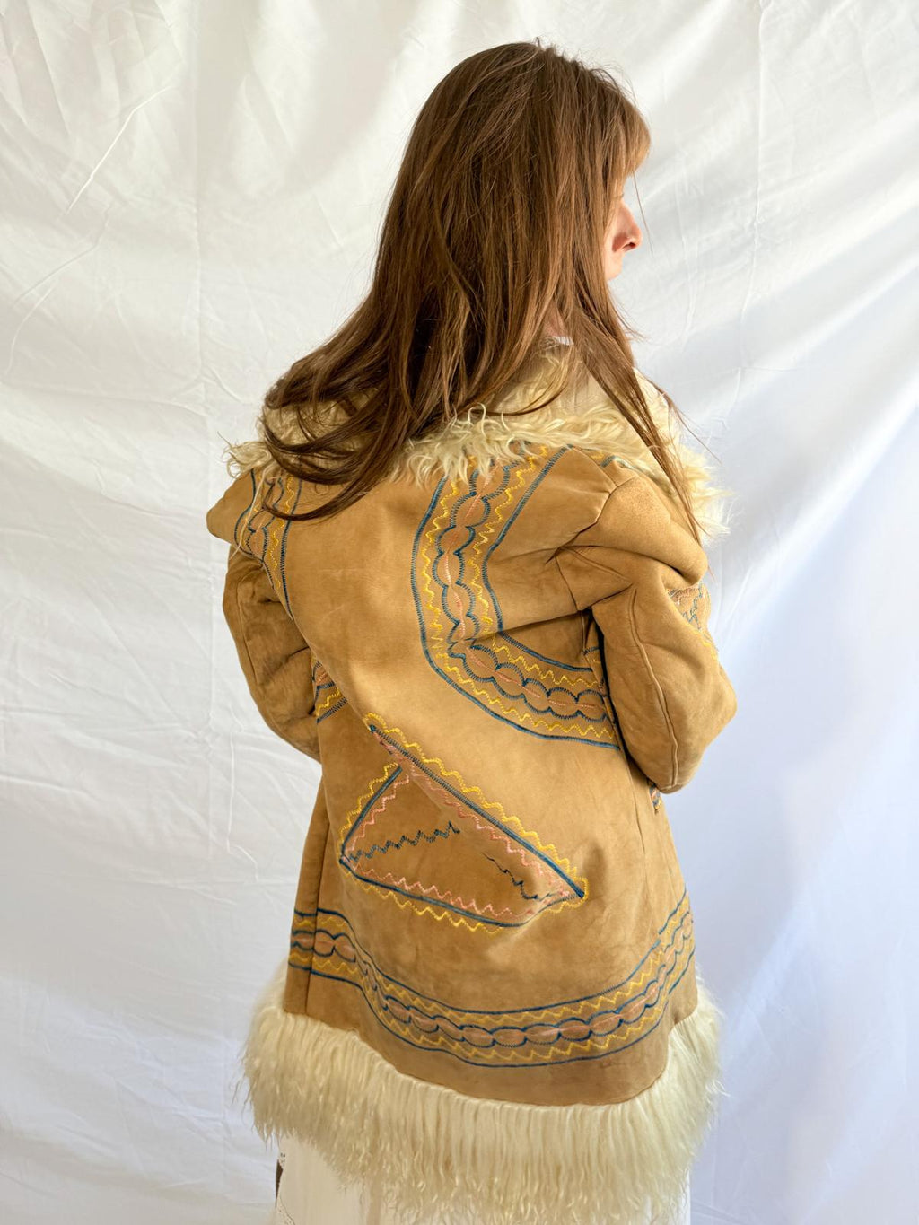 Afghanische Shearling-Mantel aus den 1970er Jahren – handgefertigte Wildlederjacke mit Stickerei & Pelzbesatz