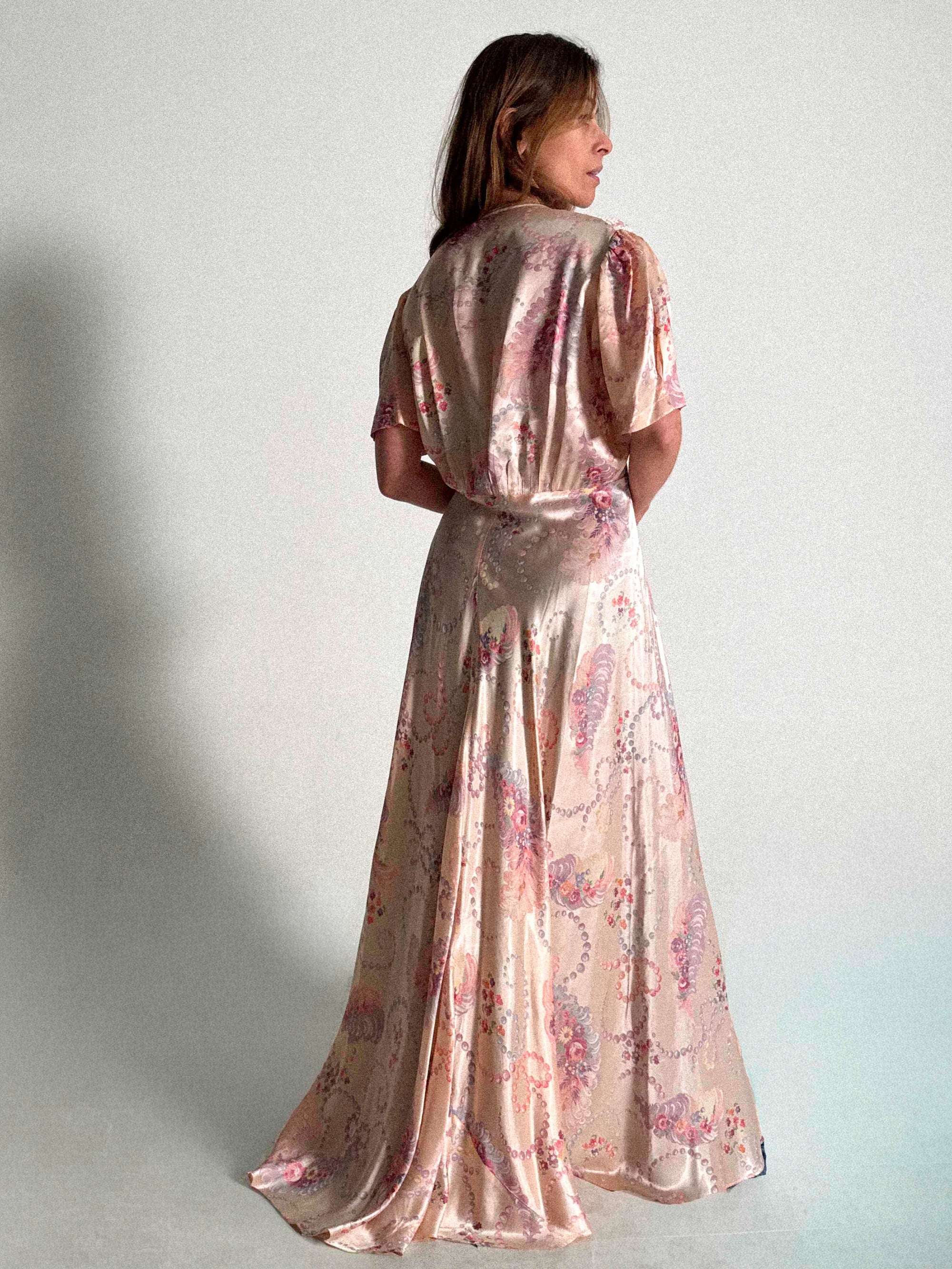 Satin-Peignoir-Morgenmantel aus den 1930er-1940er Jahren mit ausgestelltem, mehrteiligem Rock