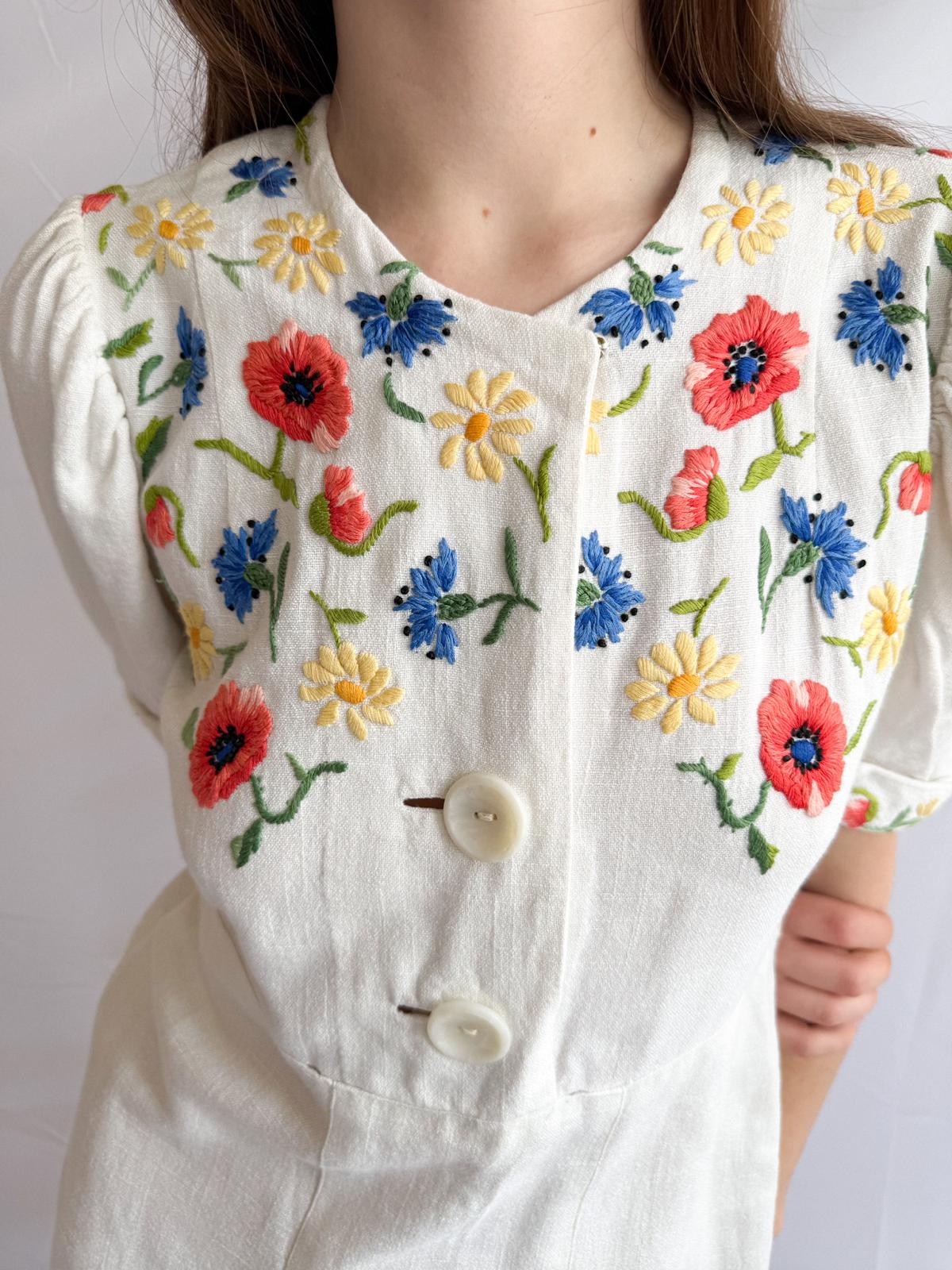 Besticktes Leinenkleid aus den 1940er Jahren – Vintage Blumen-Trachtenkleid mit Mohn- und Kornblumenstickerei