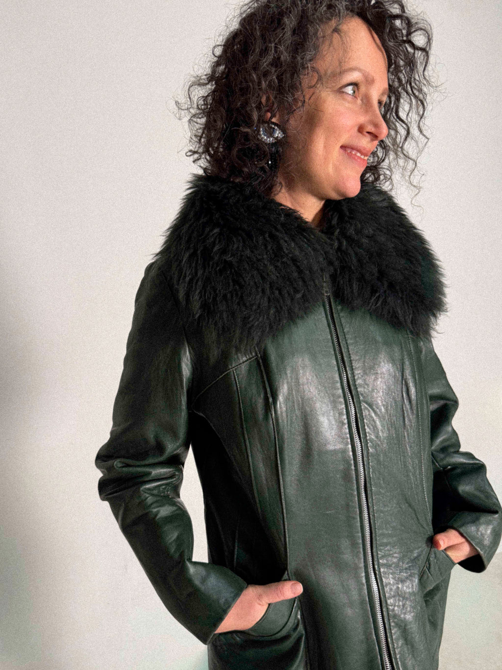 Lange kieferngrüne Lederjacke aus den 1970er-Jahren mit Pelzkragen