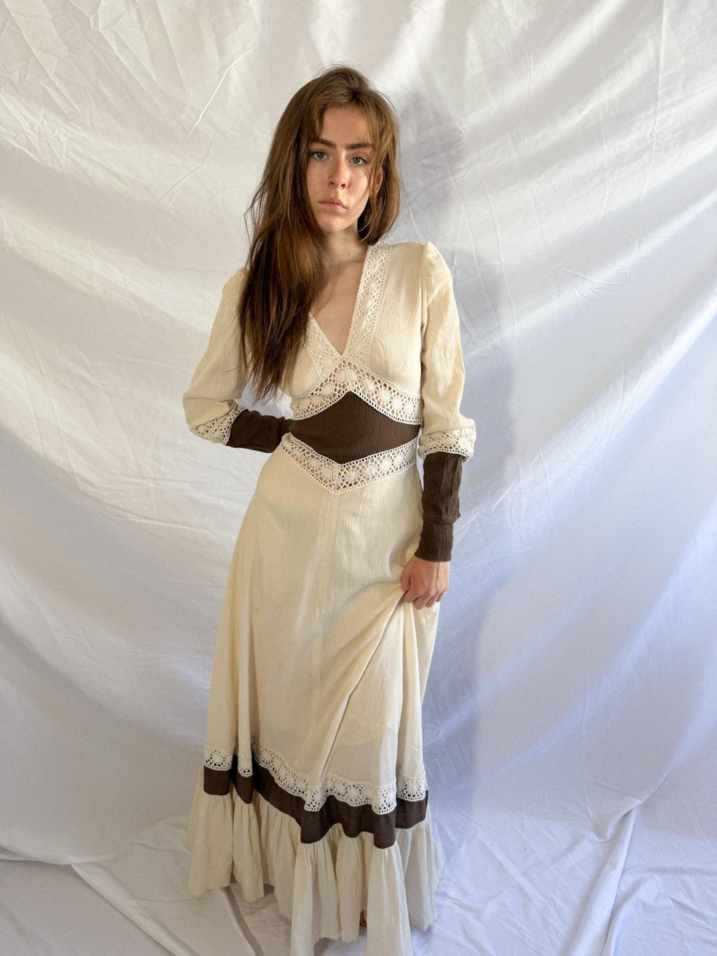 Maxikleid aus Käseband und Häkelspitze der 70er Jahre