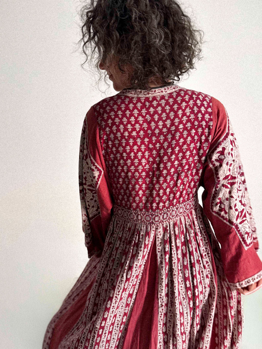 Blockdruckkleid aus den 1970er Jahren mit Engelsärmeln