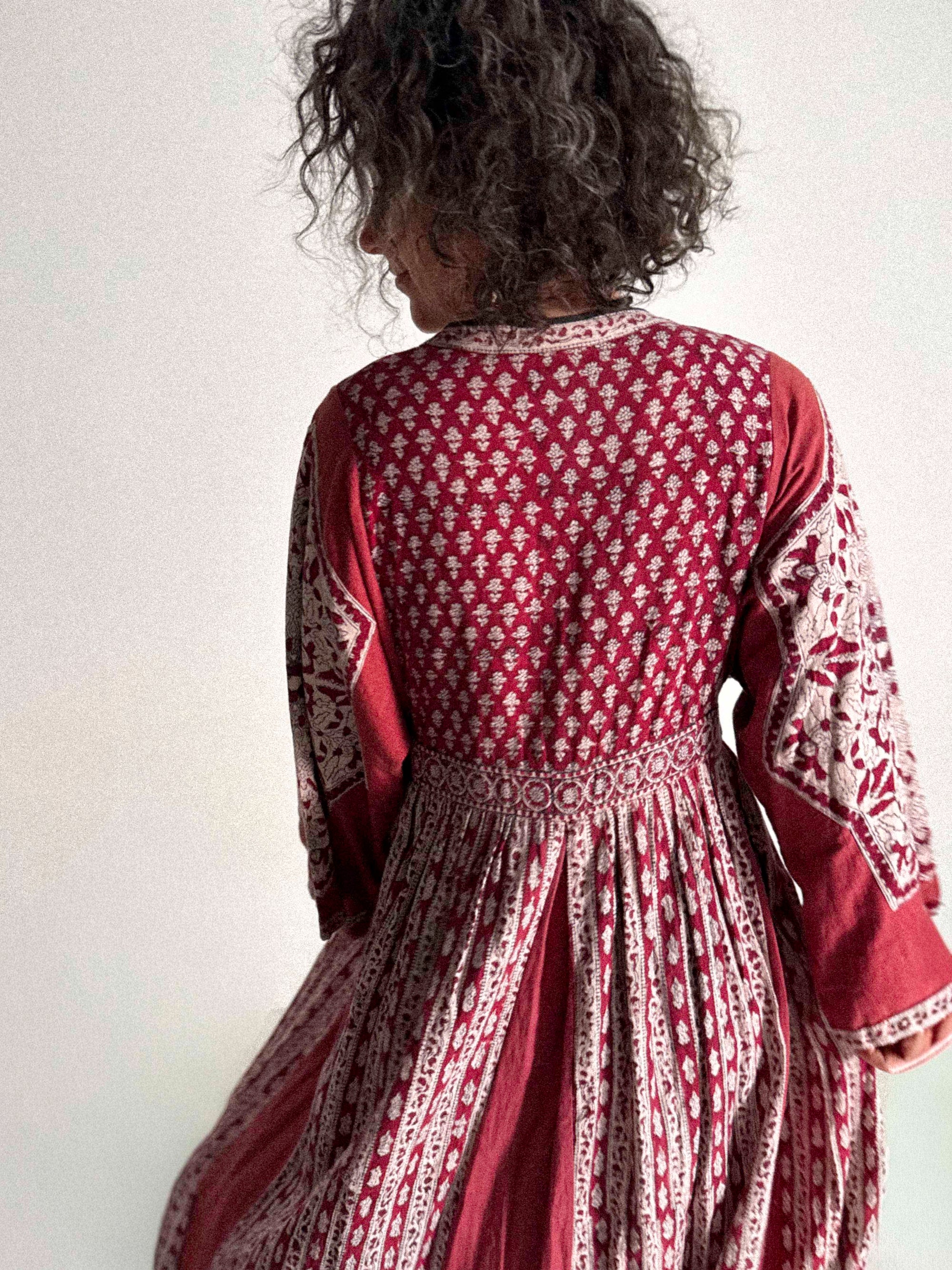 Blockdruckkleid aus den 1970er Jahren mit Engelsärmeln