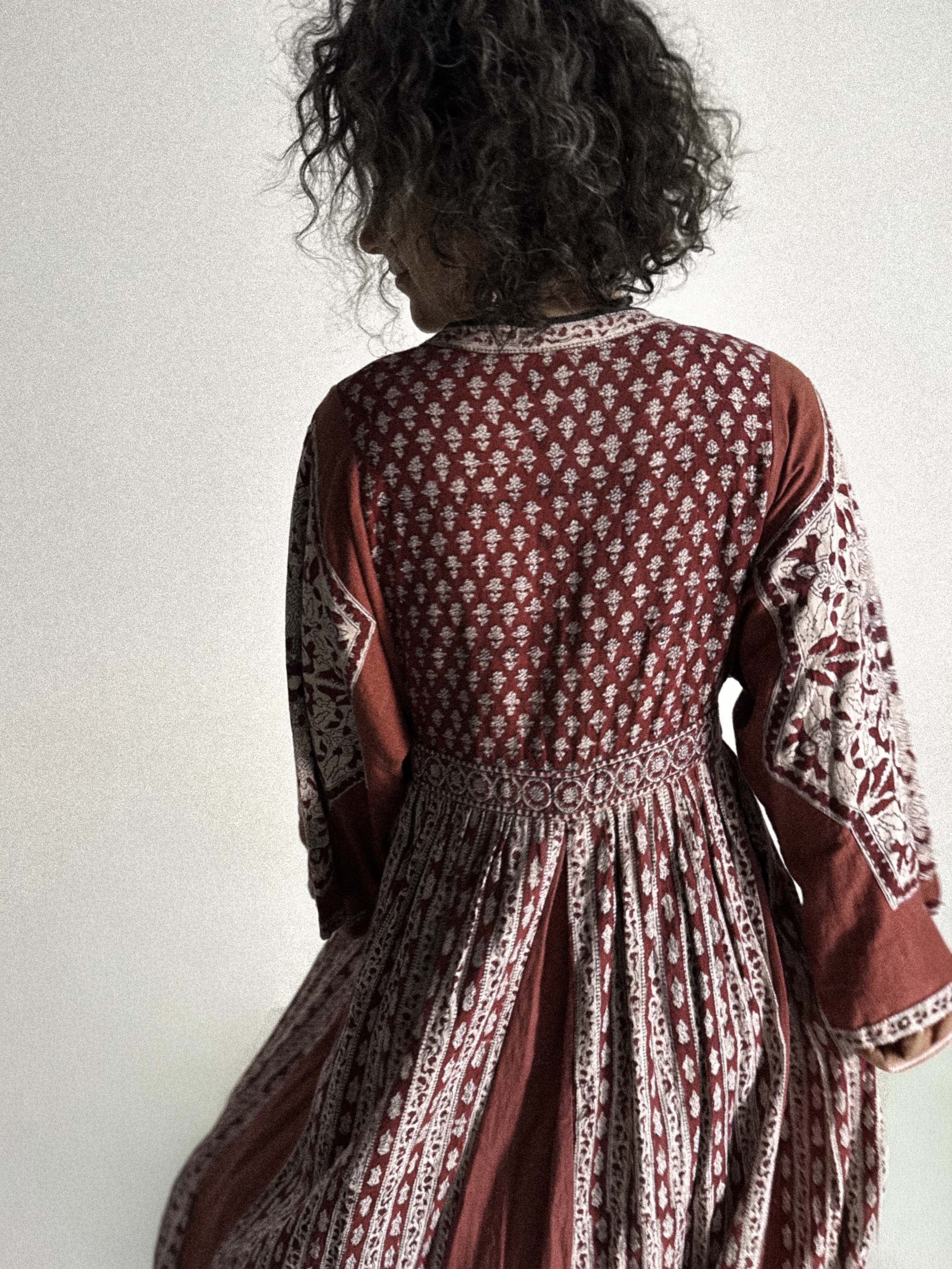 Blockdruckkleid aus den 1970er Jahren mit Engelsärmeln