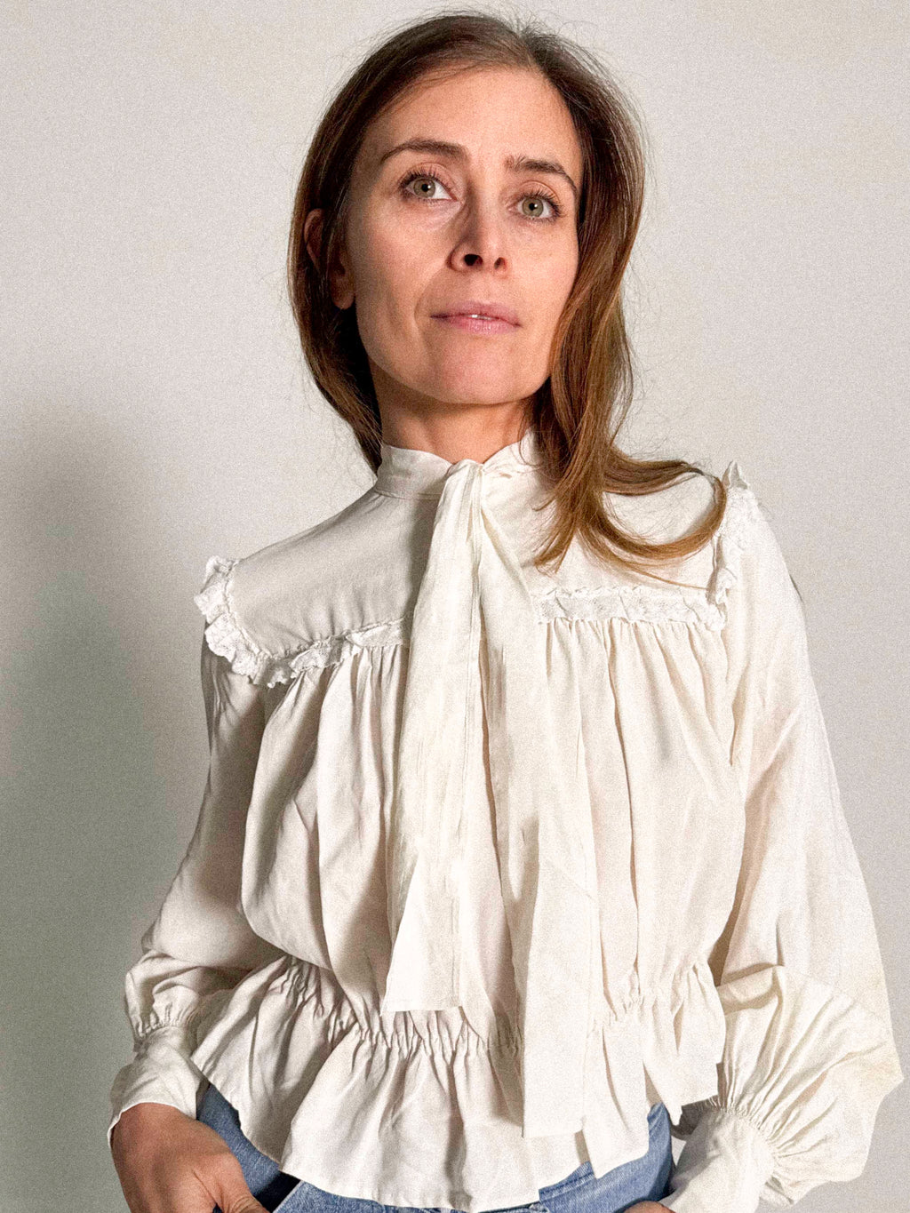 Seidenbluse aus den 1930er-Jahren mit Bindekragen und weich geraffter Silhouette