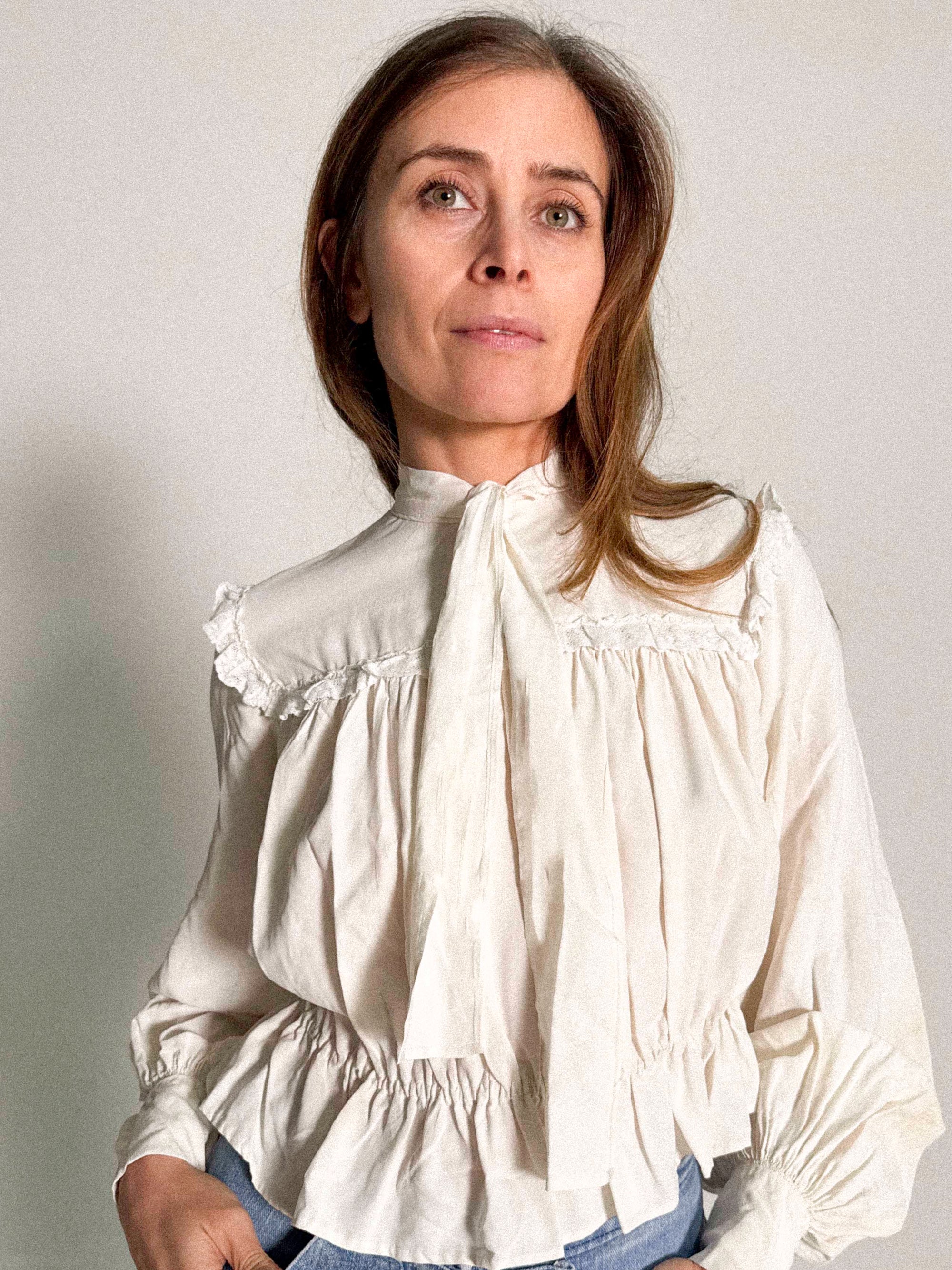 Seidenbluse aus den 1930er-Jahren mit Bindekragen und weich geraffter Silhouette