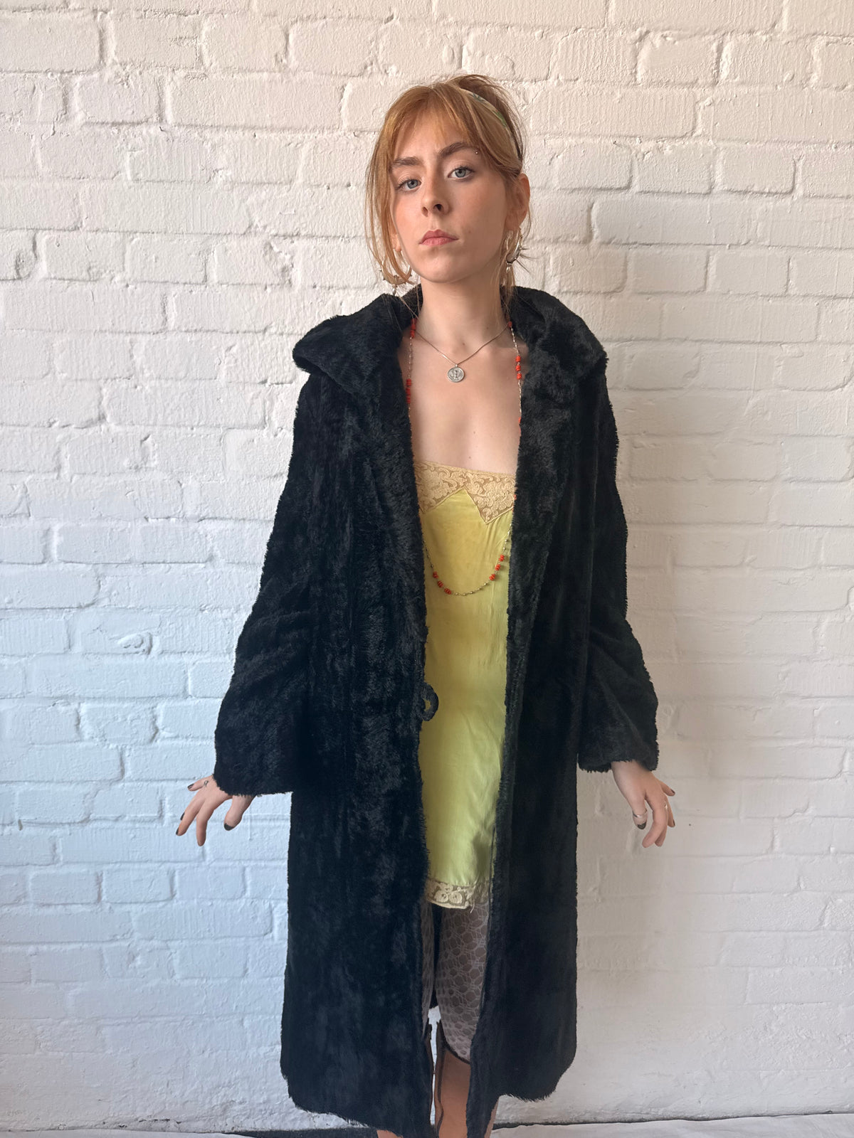 1920s French Black Plush Velvet Cocoon Coat – L. Musseau, Blois