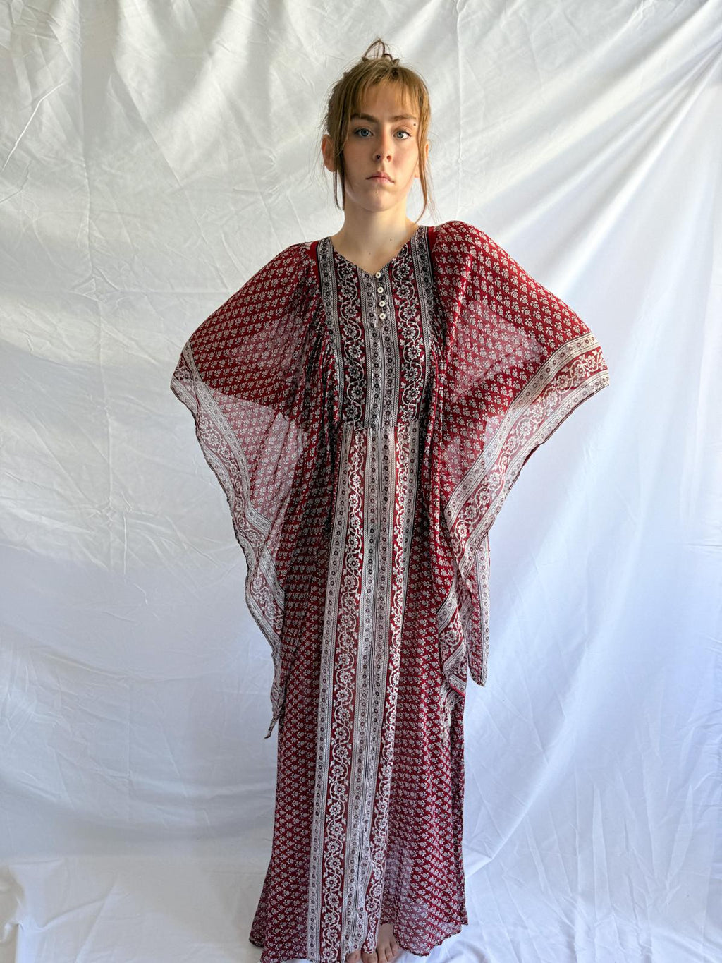 1970er Jahre Baumwollgaze Kaftan Maxikleid mit Engelsflügelärmeln – Unetikettiert Ayesha Davar