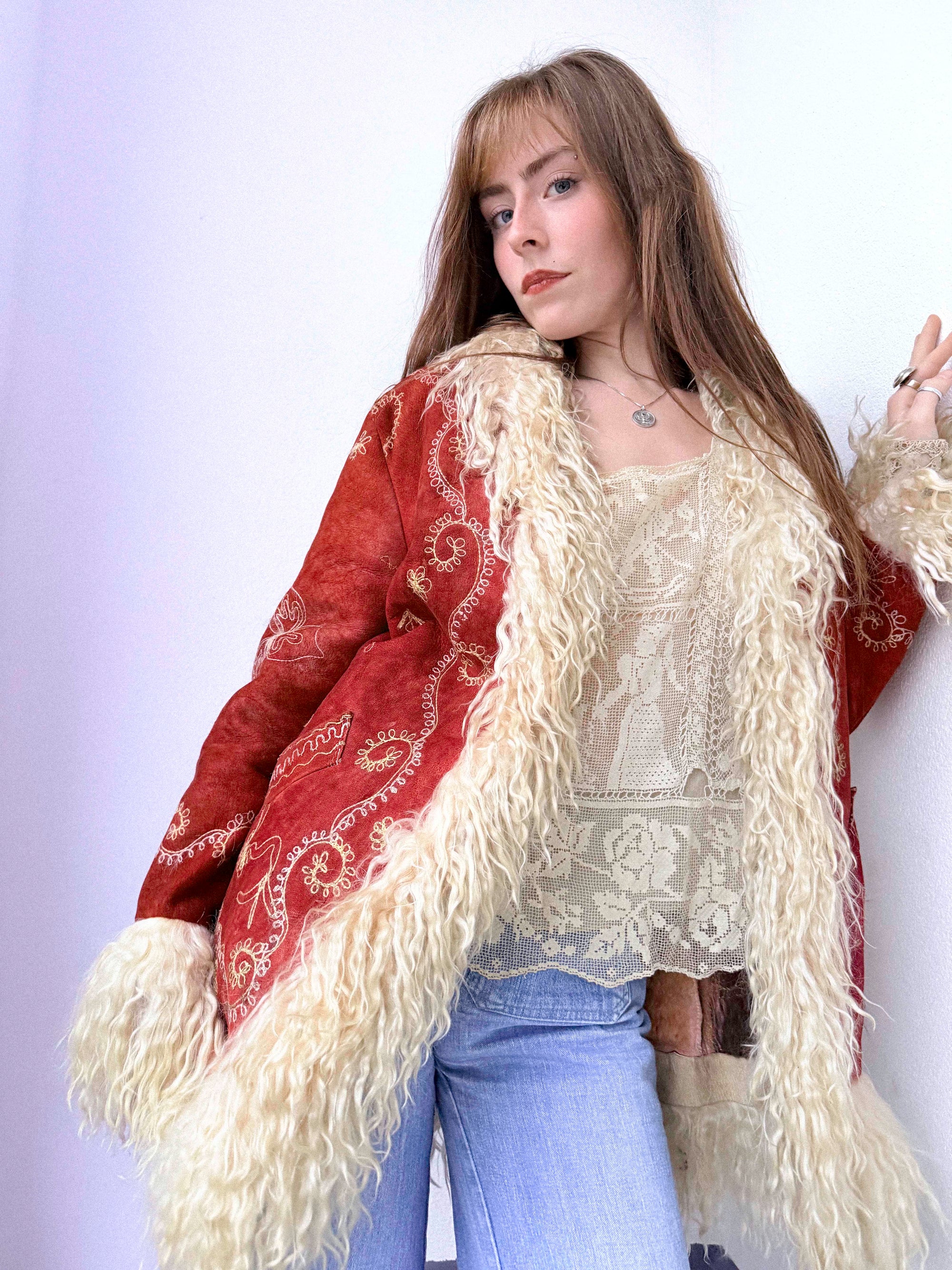 Seltener Penny Lane Mantel aus afghanischem Wildleder und Lammfell aus den 1960er Jahren – Tomatenrot mit cremefarbenen Besätzen