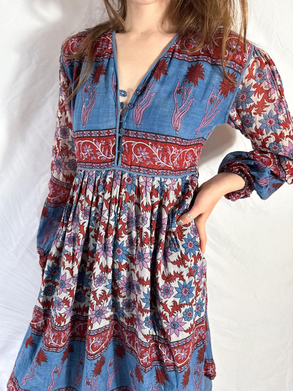 Indisches Baumwoll-Gaze-Blockprint-Kleid mit Stufenrock aus den 70ern (Deadstock)