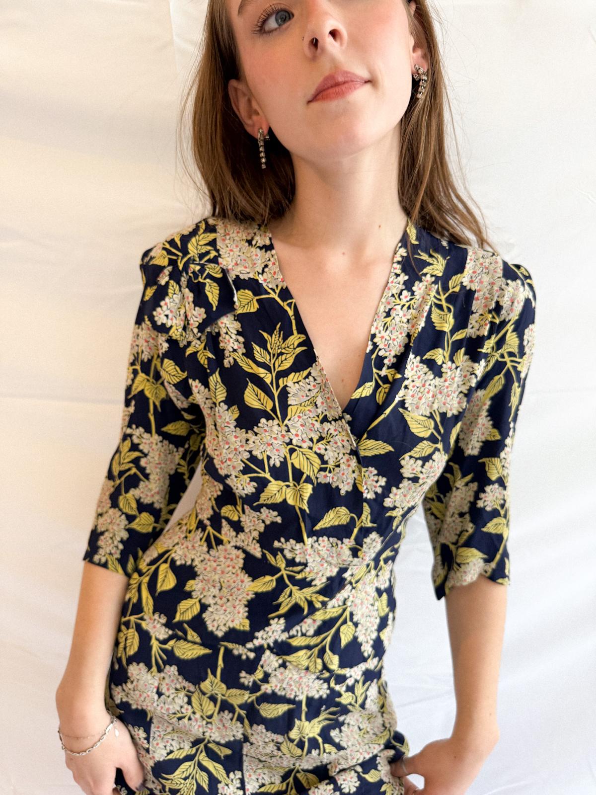 Seidenweiches kaltes Viskose-Blumenkleid aus den 1940er Jahren mit Schößchen