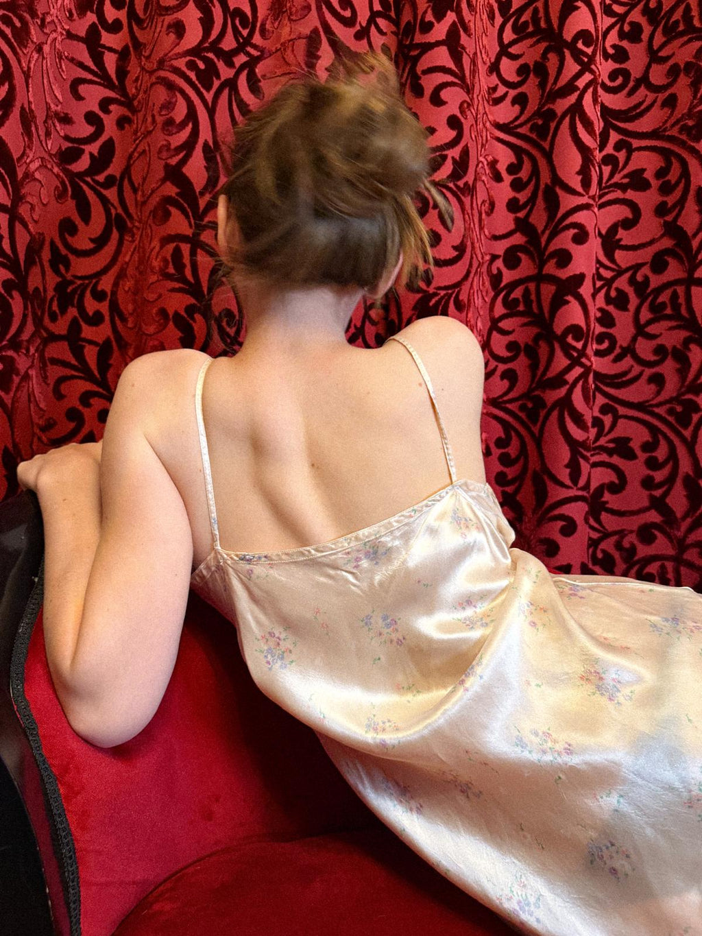 Babyrosa Seidenkleid aus den 1930er Jahren mit Blumenmuster