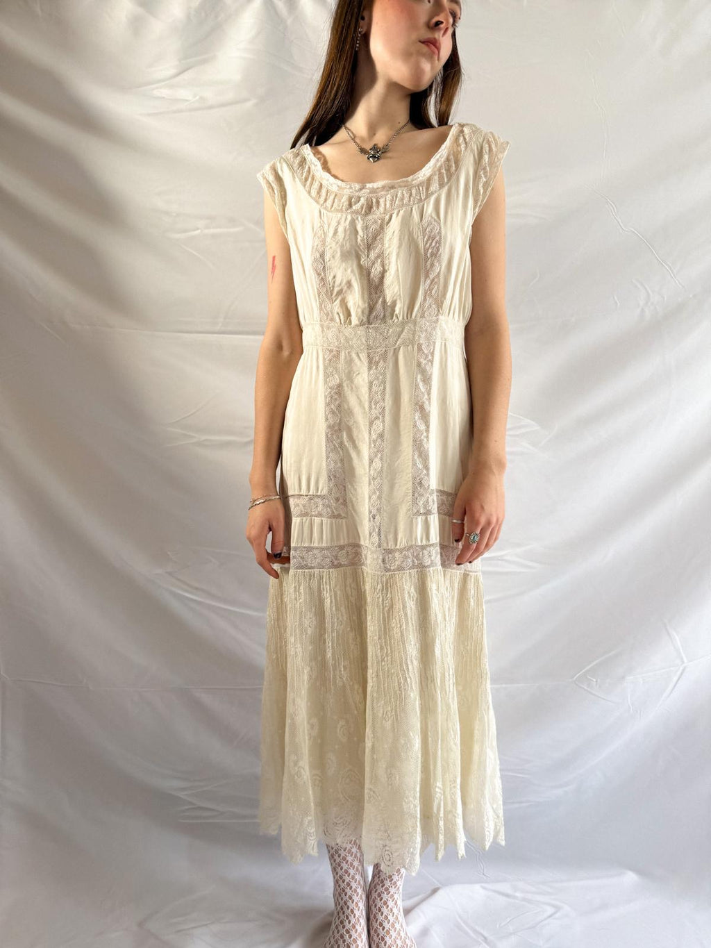 Spätedwardianisches Seidenkleid mit Spitze – Antikcremefarbenes Hochzeits-/Dessouskleid aus Seide mit Empire-Taille und Spitzenpaneelen
