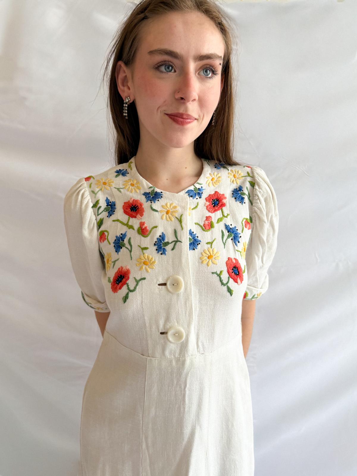 Besticktes Leinenkleid aus den 1940er Jahren – Vintage Blumen-Trachtenkleid mit Mohn- und Kornblumenstickerei