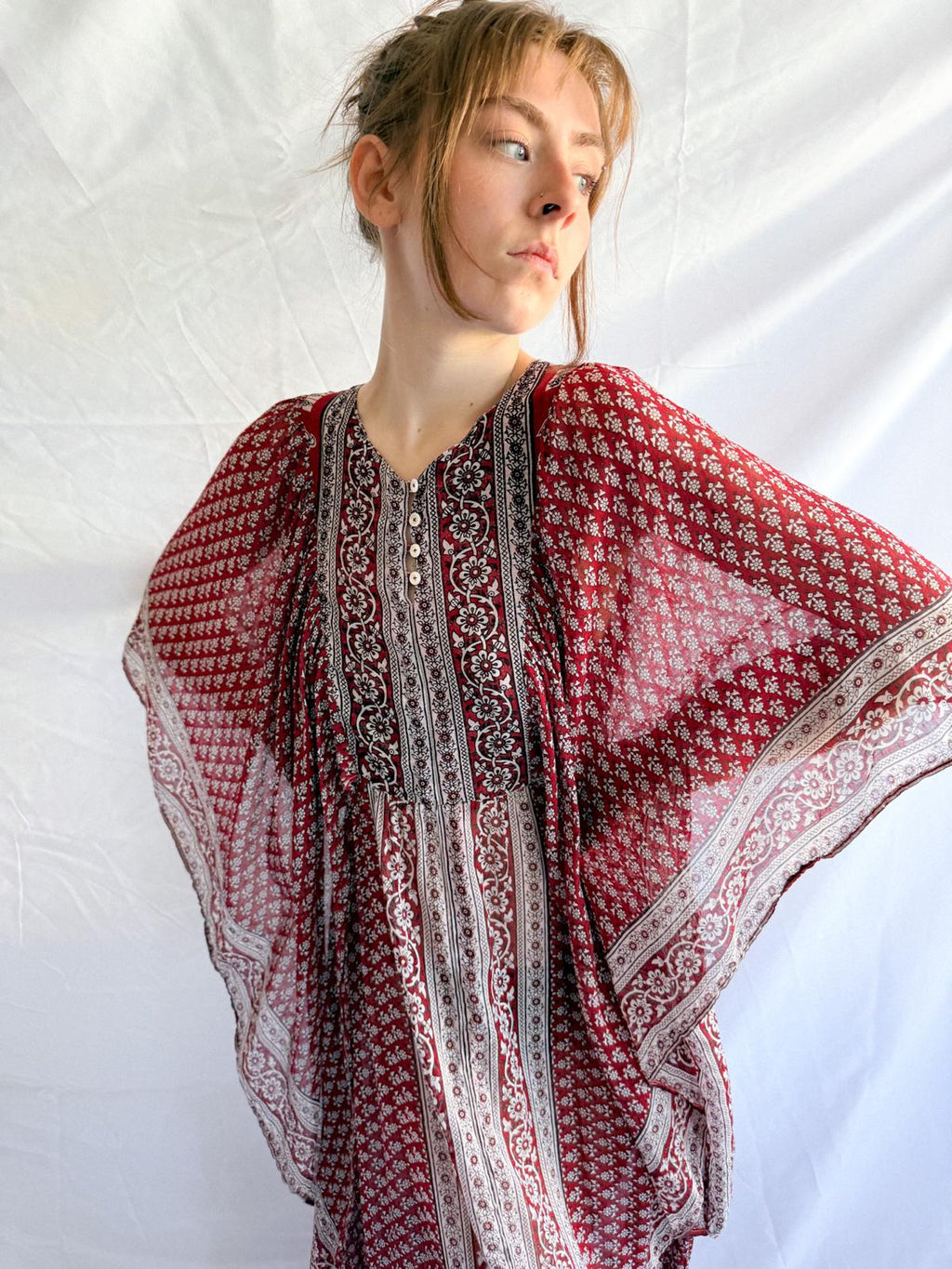 1970er Jahre Baumwollgaze Kaftan Maxikleid mit Engelsflügelärmeln – Unetikettiert Ayesha Davar