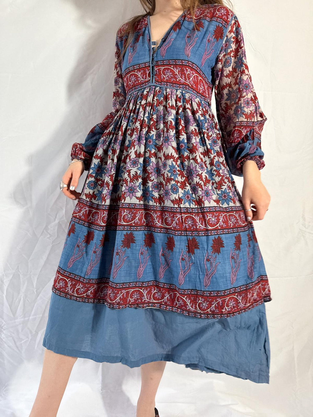 Indisches Baumwoll-Gaze-Blockprint-Kleid mit Stufenrock aus den 70ern (Deadstock)