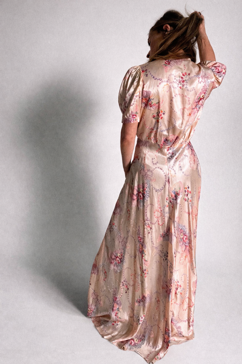 Satin-Peignoir-Morgenmantel aus den 1930er-1940er Jahren mit ausgestelltem, mehrteiligem Rock