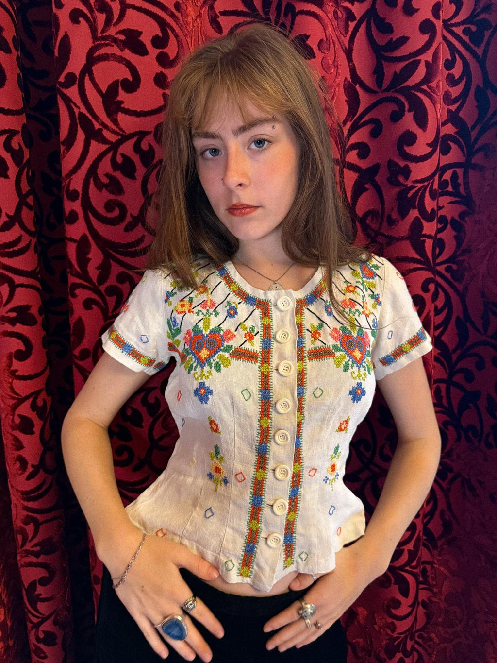 Bestickte Folk-Bluse aus den 1930er Jahren mit taillierter Taille und Schößchen am Rücken