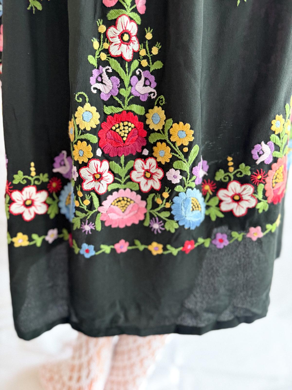 Seltenes antikes, handbesticktes Volkskleid aus den 1920er-Anfang der 1930er Jahre – schwarzes Rayon-Crêpe mit gesmokter Taille