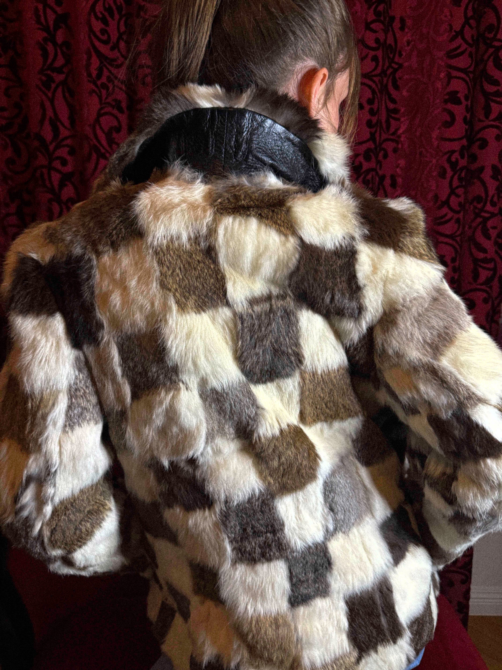 Patchwork-Jacke aus Pelz und Leder der 1970er Jahre – Schachbrettmuster mit Dolchkragen, Glam-Rock-Ikone