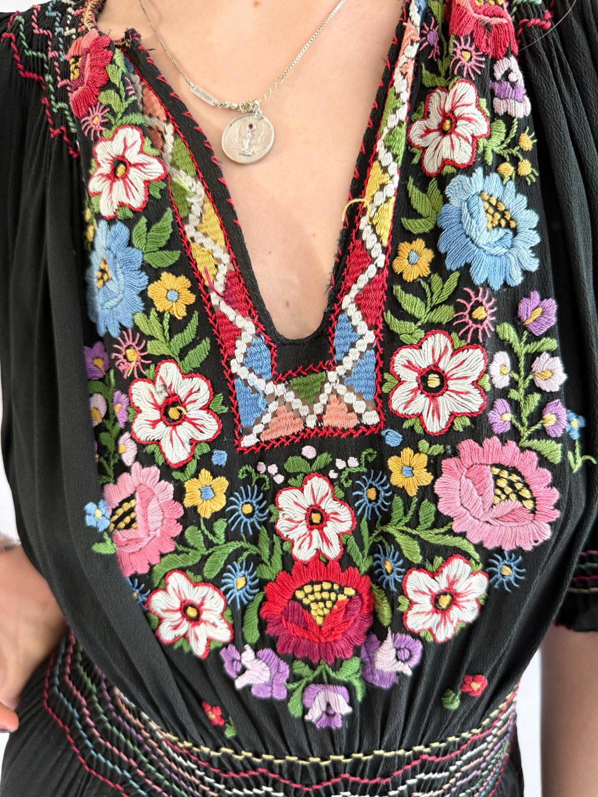 Seltenes antikes, handbesticktes Volkskleid aus den 1920er-Anfang der 1930er Jahre – schwarzes Rayon-Crêpe mit gesmokter Taille