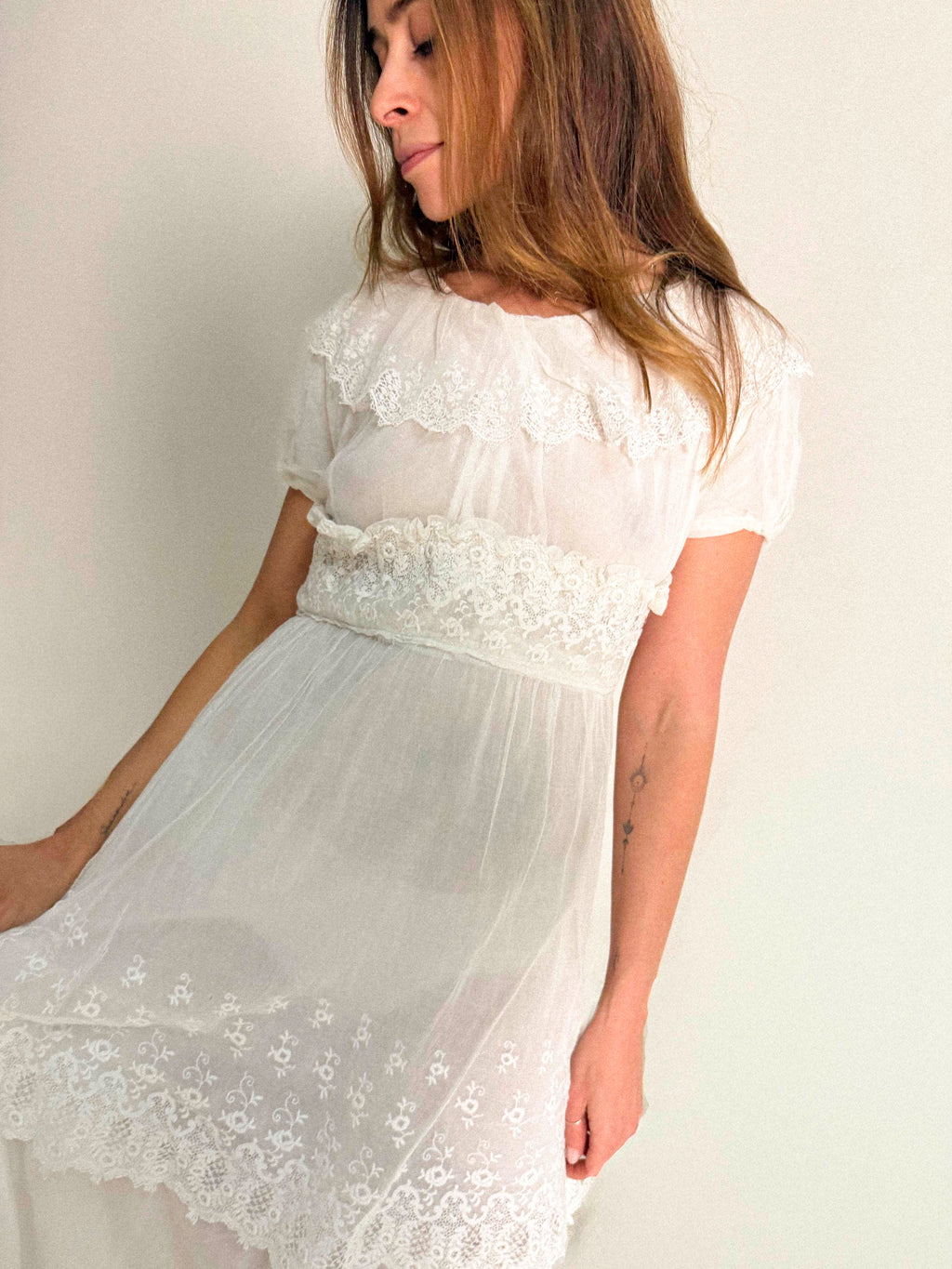 Edwardianisches Tageskleid aus Baumwolle und Mesh mit mehreren Lagen und Rüschenkragen aus Spitze