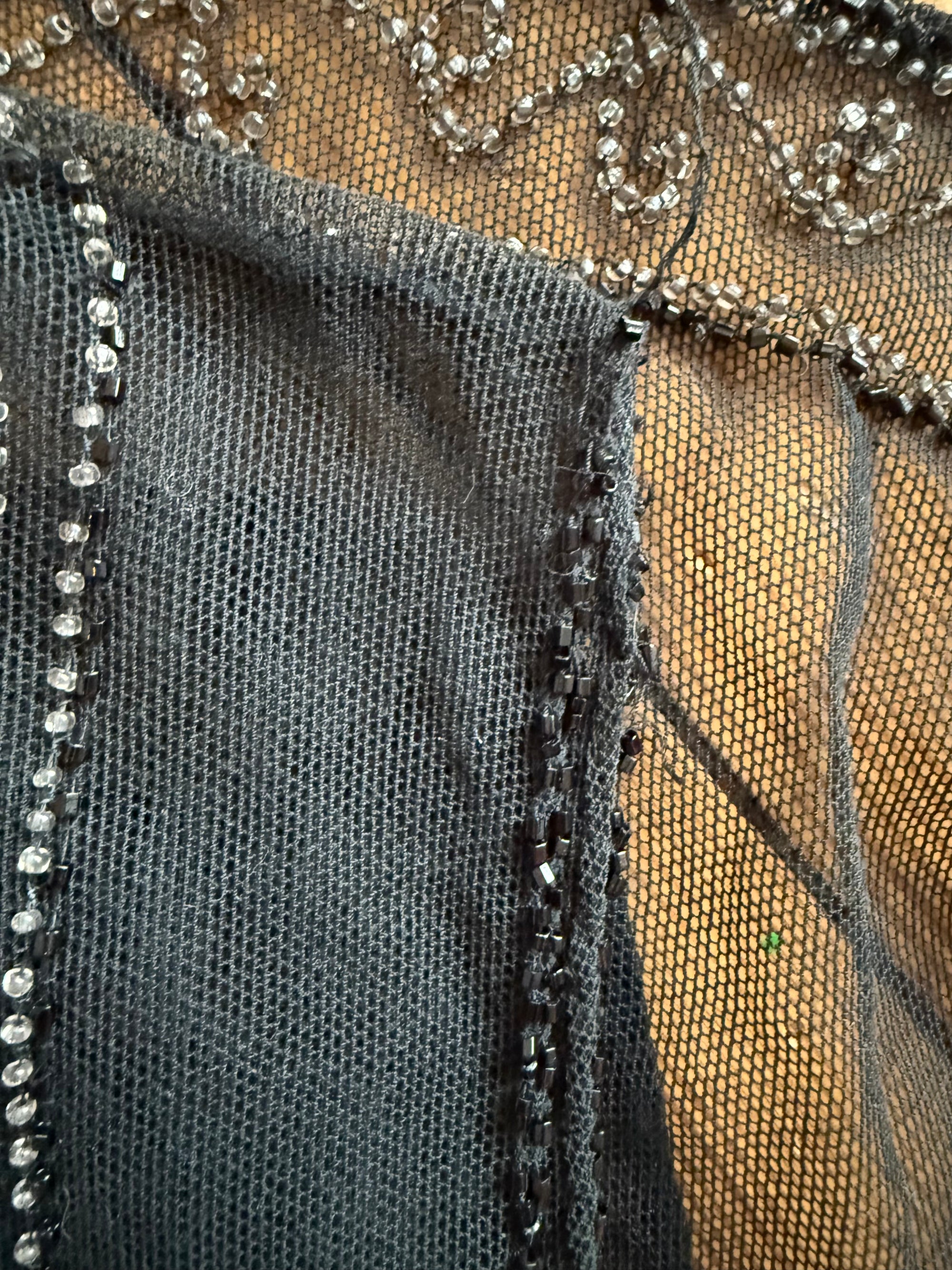 Antikes Flapper-Kleid aus den 1920er Jahren mit Perlenstickerei und geometrischen Kristallverzierungen