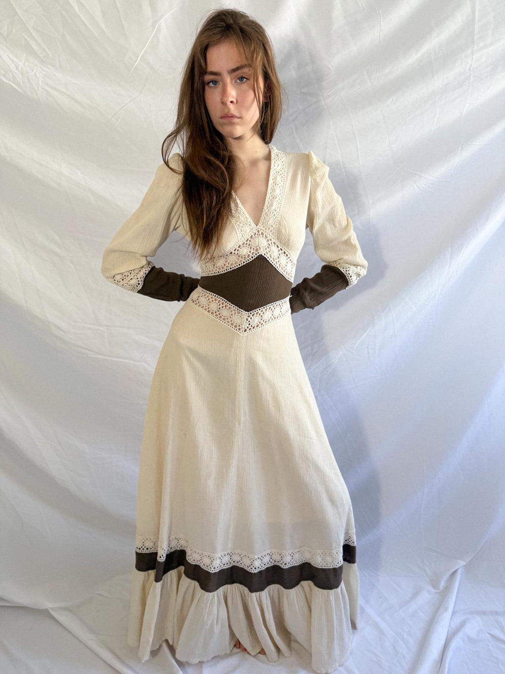 Maxikleid aus Käseband und Häkelspitze der 70er Jahre