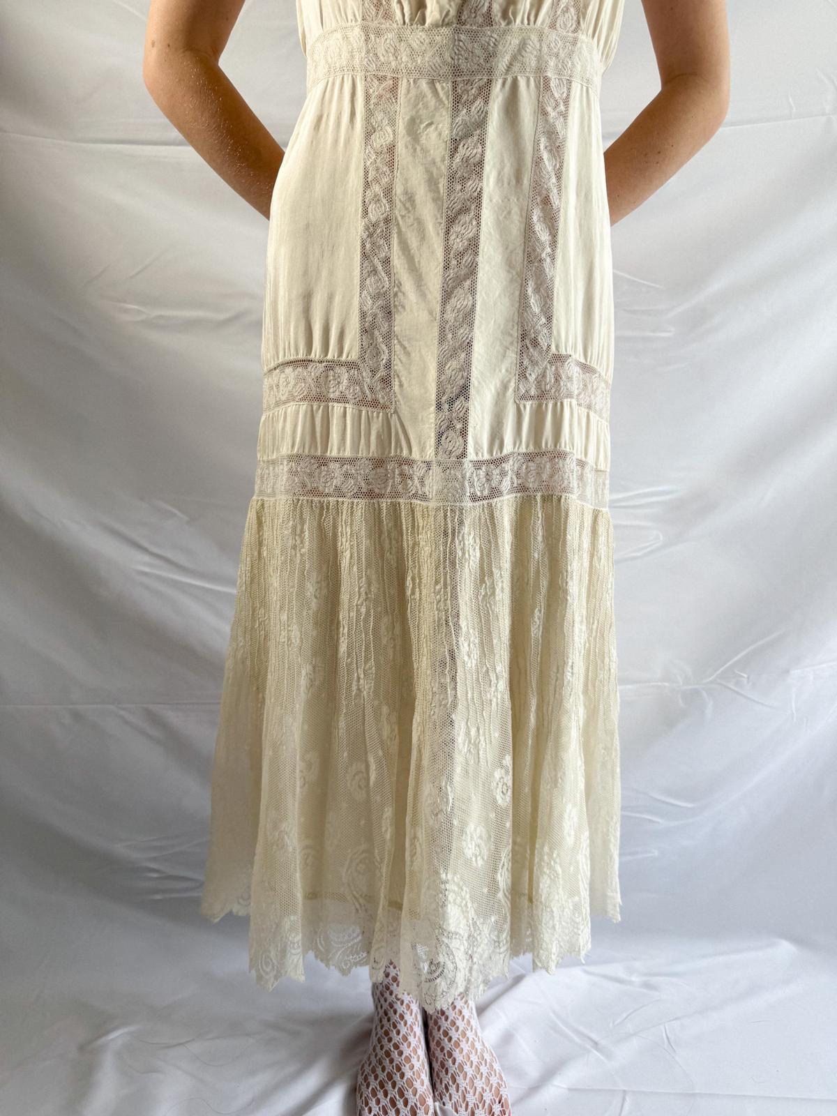 Spätedwardianisches Seidenkleid mit Spitze – Antikcremefarbenes Hochzeits-/Dessouskleid aus Seide mit Empire-Taille und Spitzenpaneelen