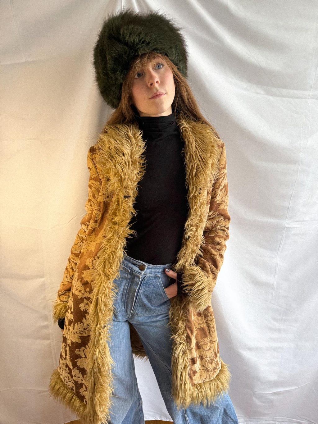 Penny Lane Mantel im afghanischen Brokatstil aus den 1970er Jahren mit Kunstpelzbesatz