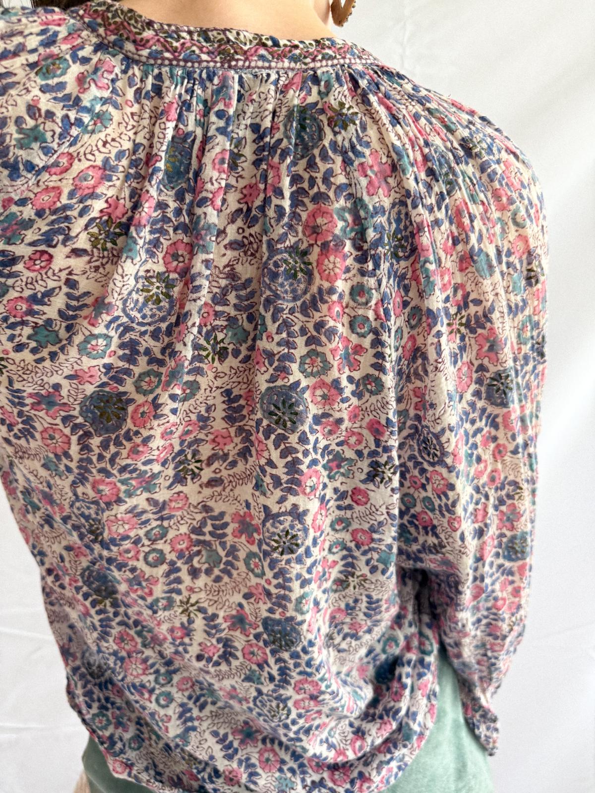 1970er Adini Baumwoll-Gaze-Bluse – Indisches Blockprint-Gaze-Oberteil mit Goldprägung und Glockenquasten