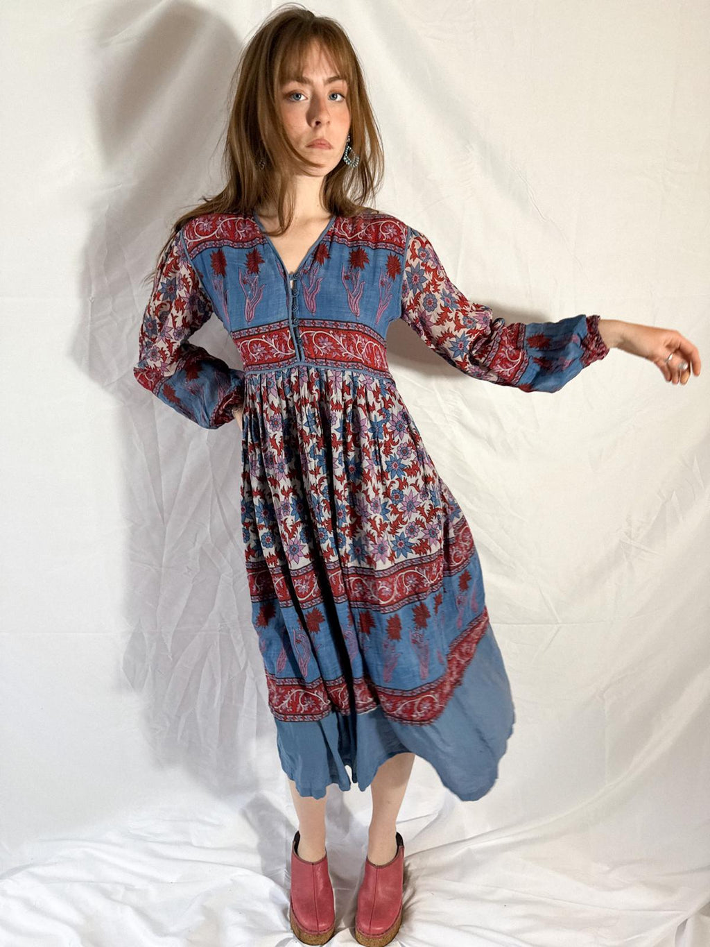 Indisches Baumwoll-Gaze-Blockprint-Kleid mit Stufenrock aus den 70ern (Deadstock)