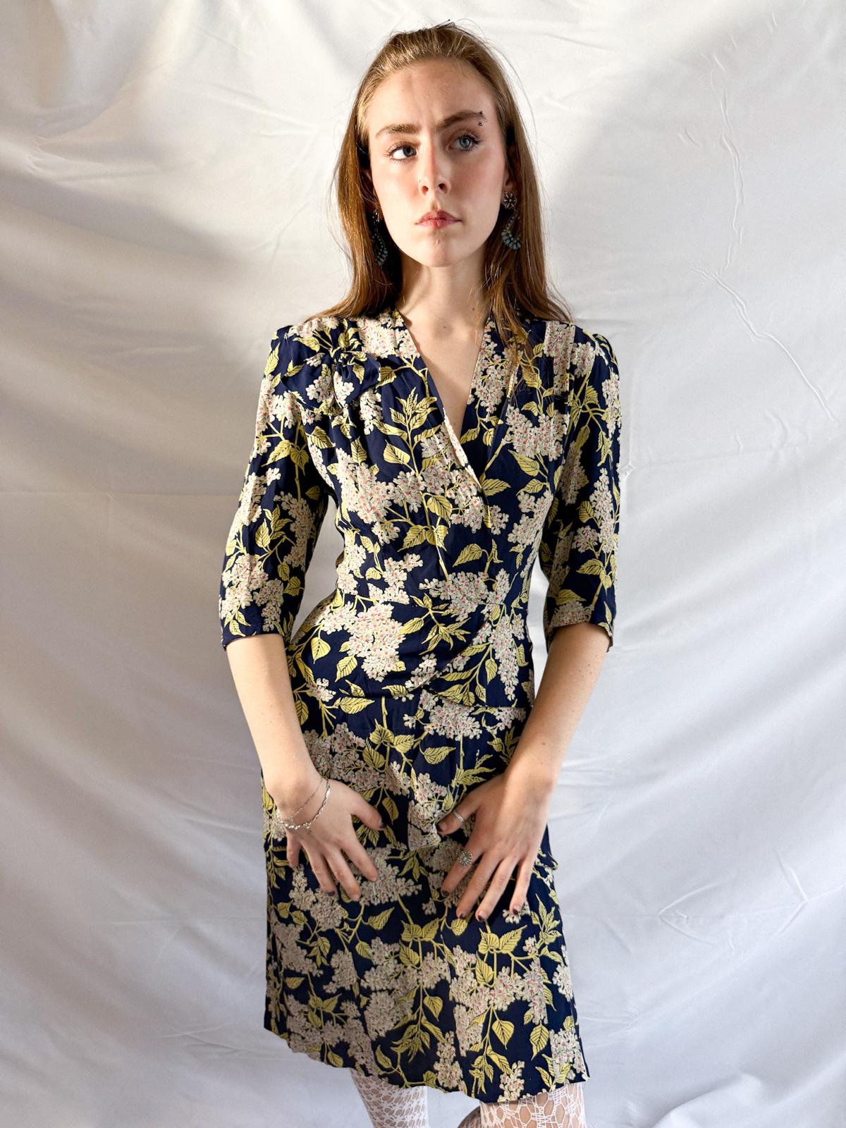 Seidenweiches kaltes Viskose-Blumenkleid aus den 1940er Jahren mit Schößchen