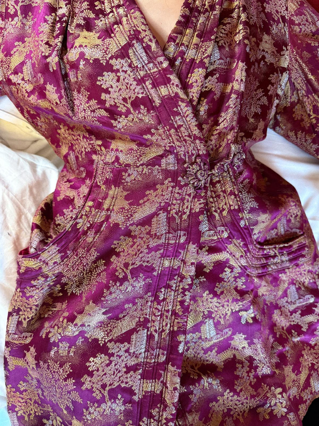 Seidenjacquardjacke aus den 1940er Jahren mit Art-Deco-Details und Froschverschlüssen