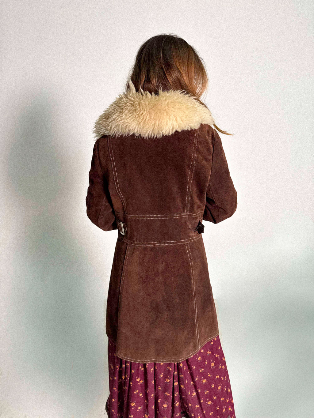 Brauner Wildleder-Penny-Lane-Mantel aus den 1970er-Jahren mit Knopfleiste und opulentem Schaffellkragen