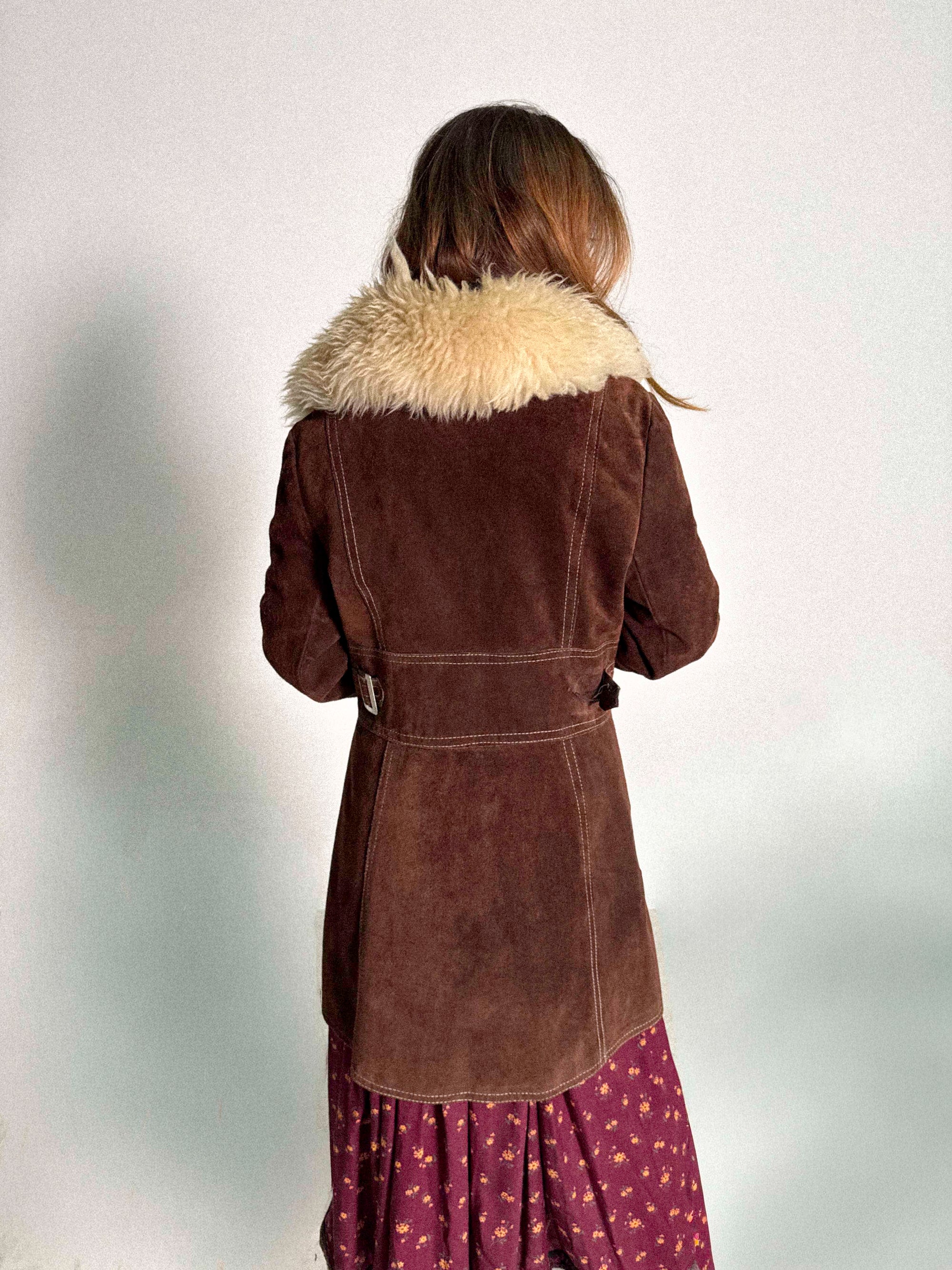 Brauner Wildleder-Penny-Lane-Mantel aus den 1970er-Jahren mit Knopfleiste und opulentem Schaffellkragen