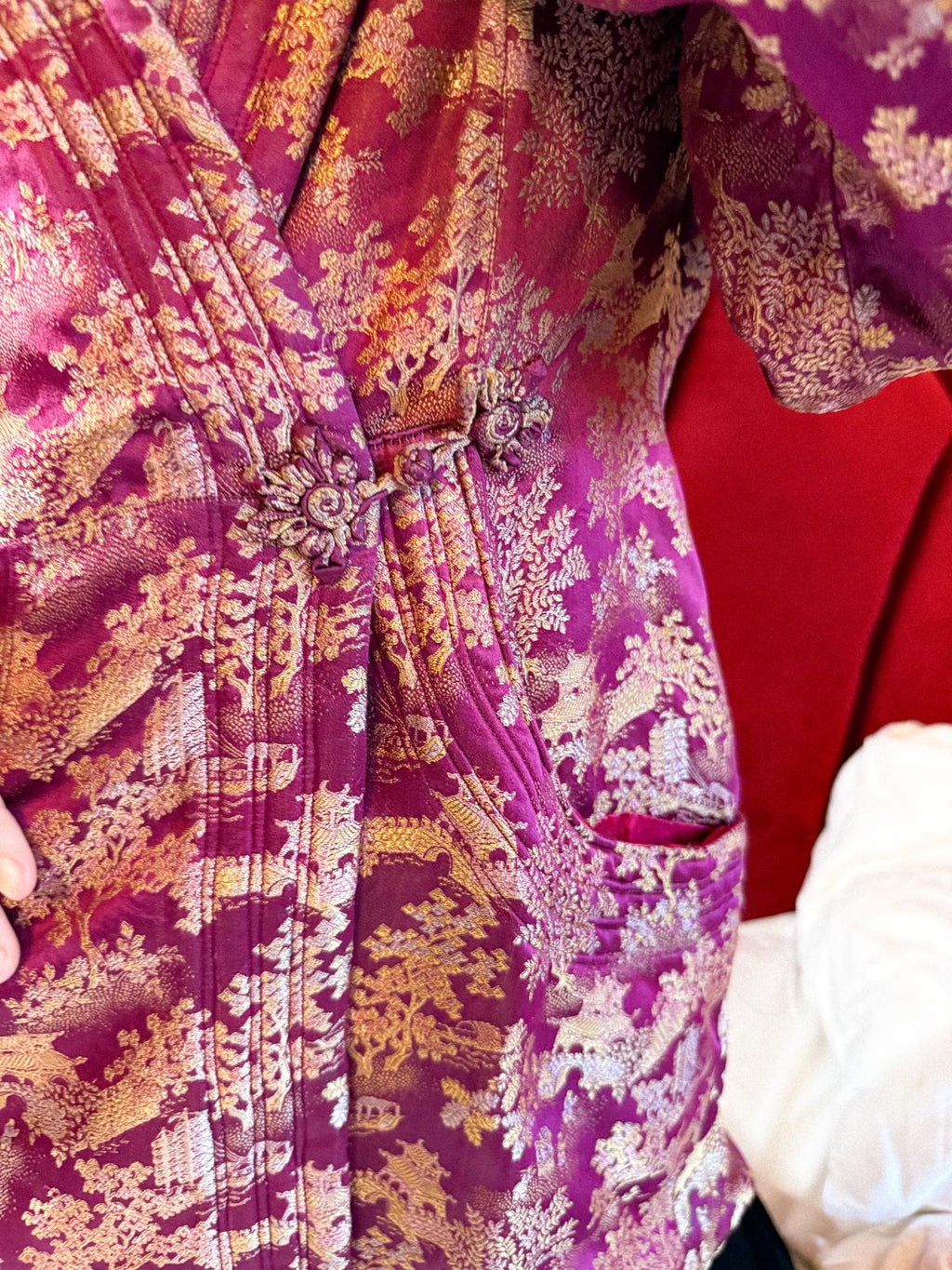 Seidenjacquardjacke aus den 1940er Jahren mit Art-Deco-Details und Froschverschlüssen