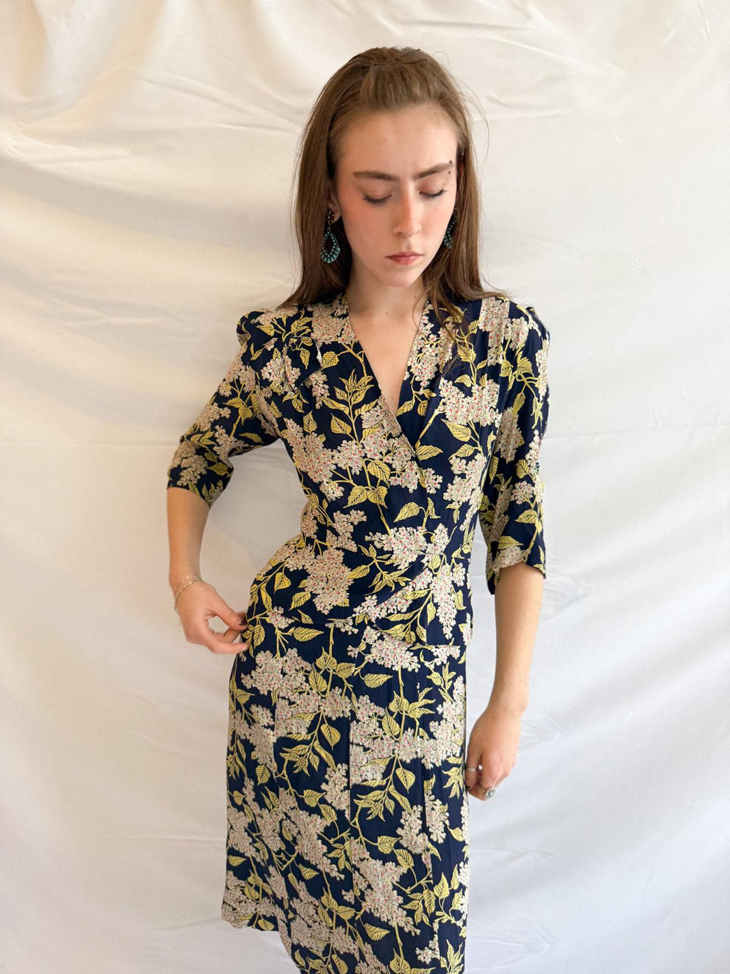 Seidenweiches kaltes Viskose-Blumenkleid aus den 1940er Jahren mit Schößchen