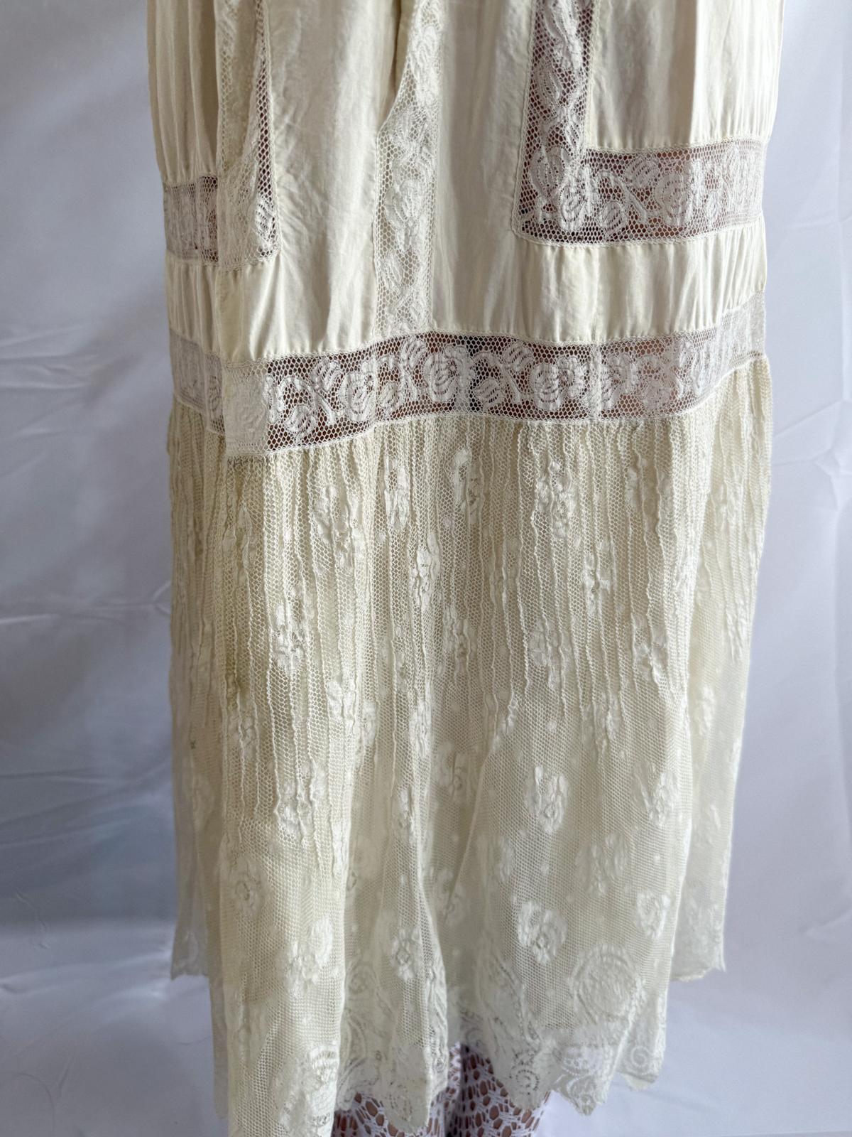 Spätedwardianisches Seidenkleid mit Spitze – Antikcremefarbenes Hochzeits-/Dessouskleid aus Seide mit Empire-Taille und Spitzenpaneelen