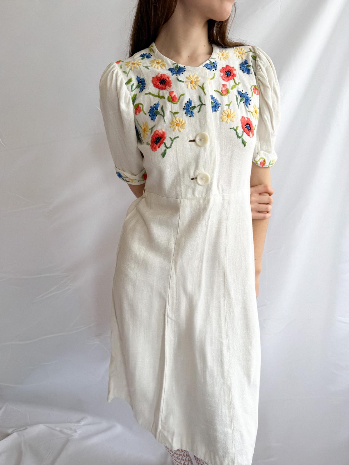 Besticktes Leinenkleid aus den 1940er Jahren – Vintage Blumen-Trachtenkleid mit Mohn- und Kornblumenstickerei