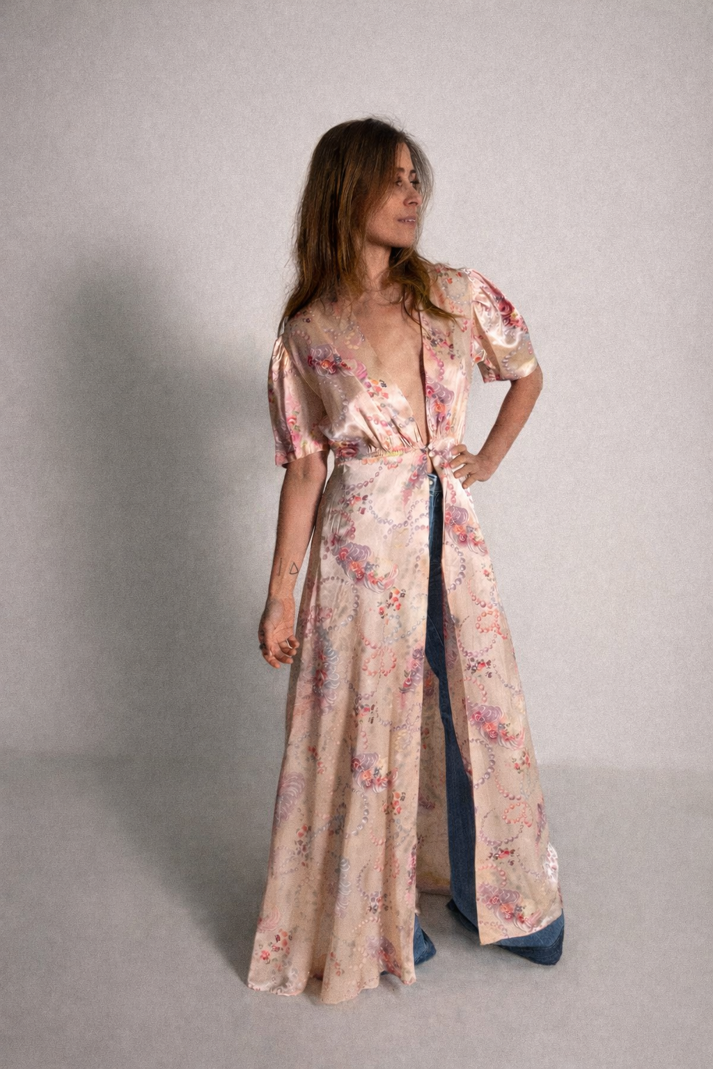 Satin-Peignoir-Morgenmantel aus den 1930er-1940er Jahren mit ausgestelltem, mehrteiligem Rock