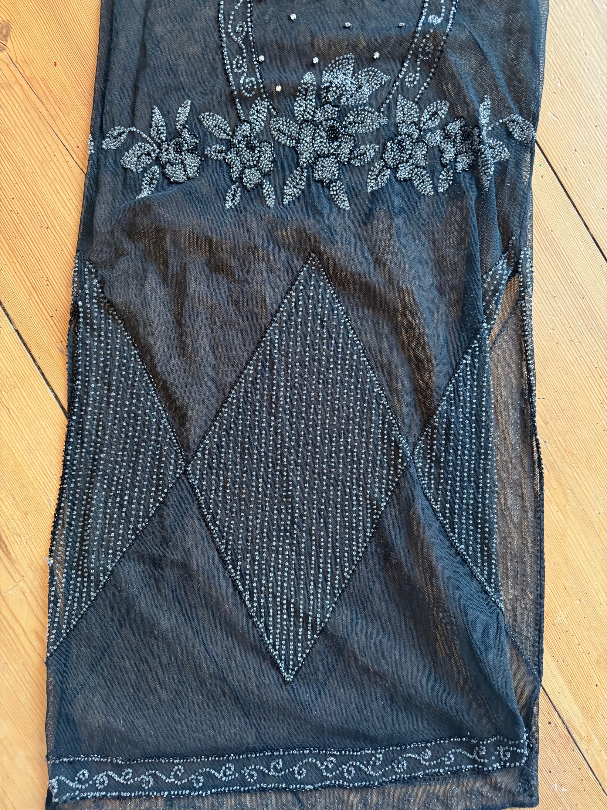 Antikes Flapper-Kleid aus den 1920er Jahren mit Perlenstickerei und geometrischen Kristallverzierungen