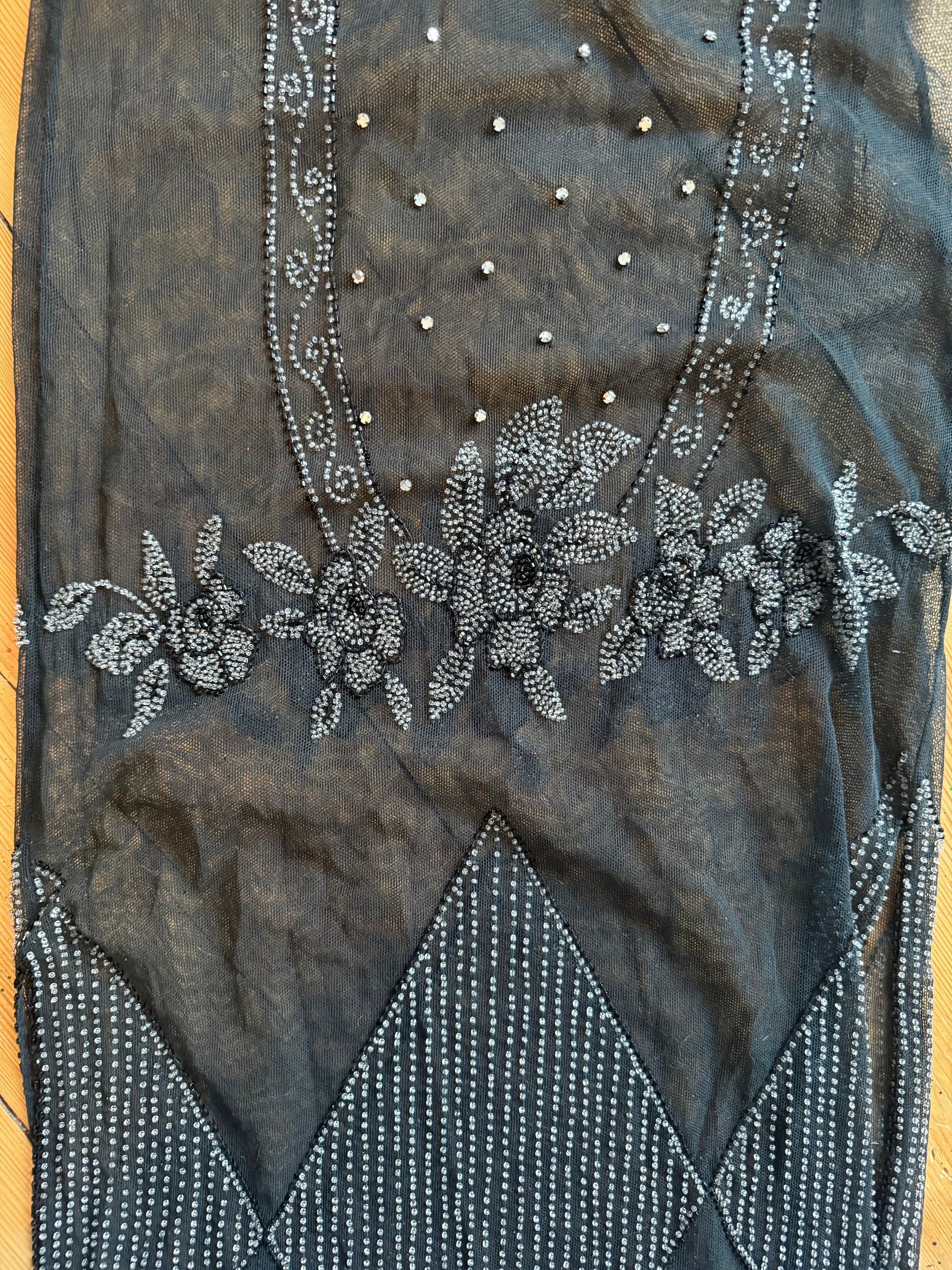 Antikes Flapper-Kleid aus den 1920er Jahren mit Perlenstickerei und geometrischen Kristallverzierungen