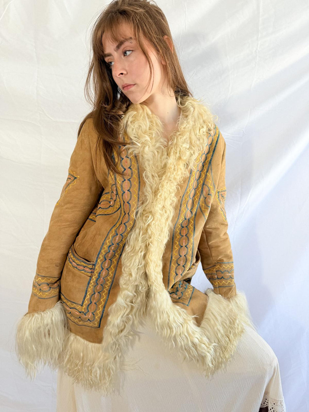 Afghanische Shearling-Mantel aus den 1970er Jahren – handgefertigte Wildlederjacke mit Stickerei & Pelzbesatz