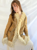 Afghanische Shearling-Mantel aus den 1970er Jahren – handgefertigte Wildlederjacke mit Stickerei & Pelzbesatz
