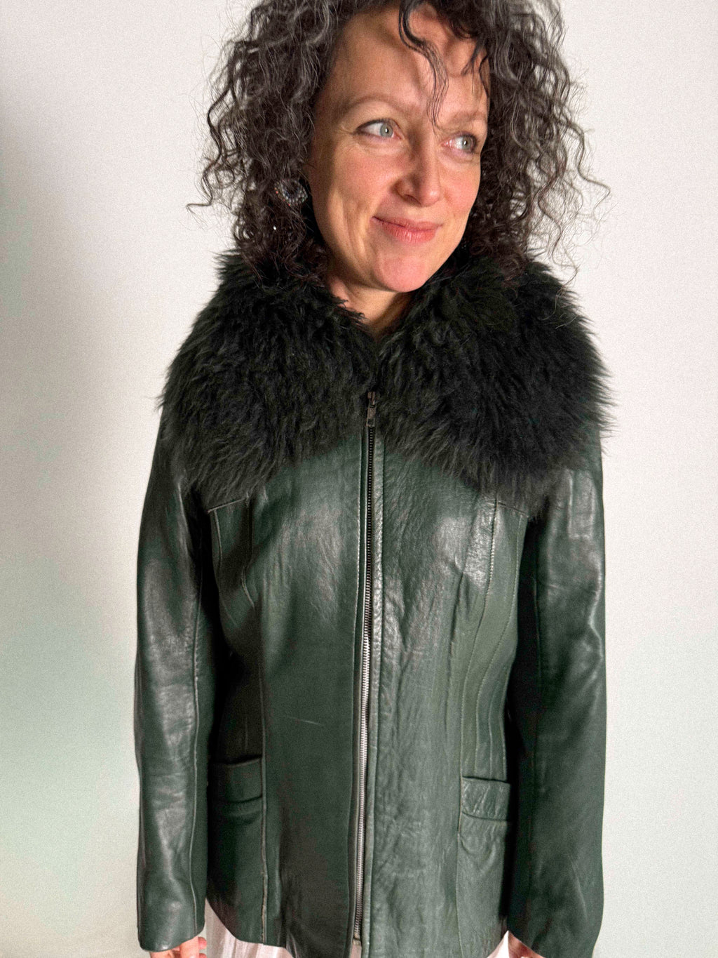 Lange kieferngrüne Lederjacke aus den 1970er-Jahren mit Pelzkragen